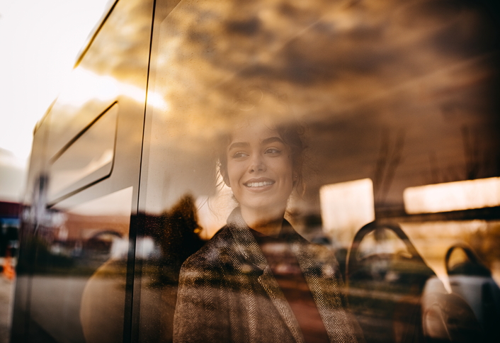 jeune femme dans un bus